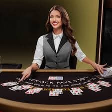 Antarmuka Free Play casino guru menampilkan pilihan permainan live dealer